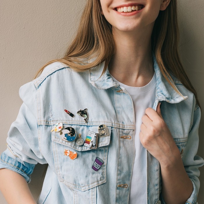 Значок «Небесные коты», цветной в золоте Значок «Небесные коты», цветной в золоте