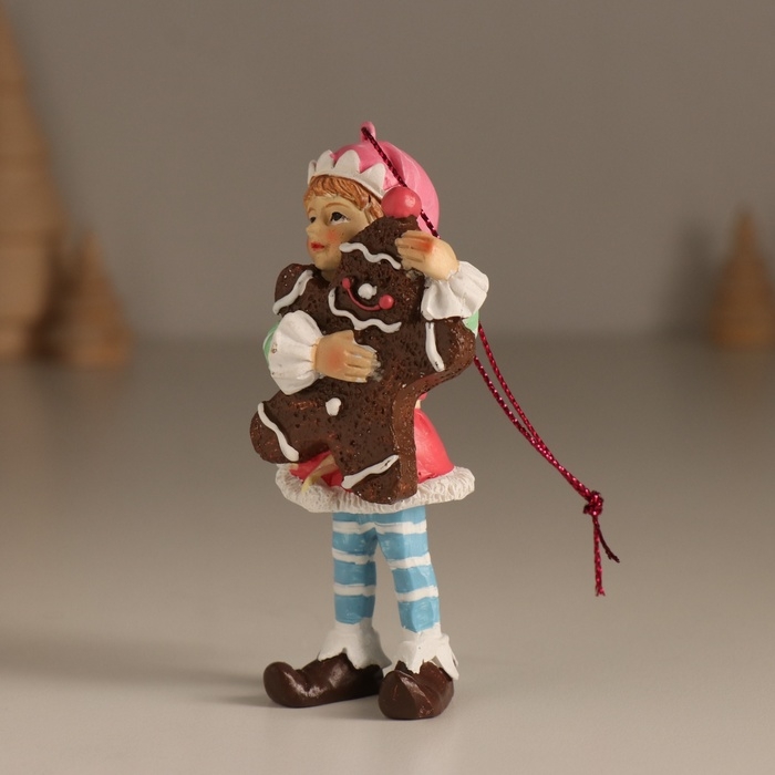 Сувенир полистоун подвеска  Сувенир полистоун подвеска "Новогодний эльф с имбирной печенкой" 6х4х10,5 см