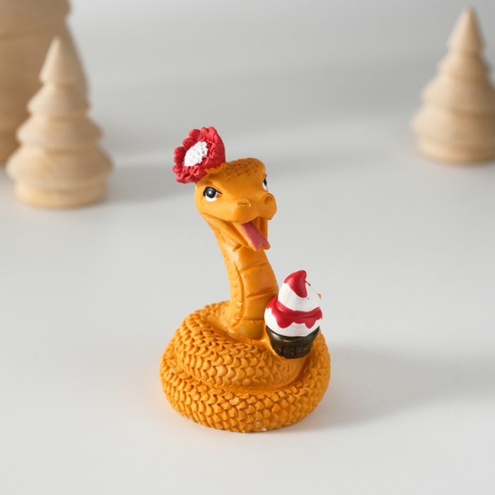 Сувенир полистоун Сувенир полистоун "Змейка с рожком мороженого" 5х6 см