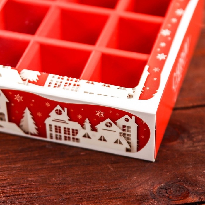 Новый год. Коробка для 9 конфет с обечайкой  Новый год. Коробка для 9 конфет с обечайкой "Дом Деда Мороза" подарочная новогодняя упаковка, 13,7 х 13,7 х 3,5 см.