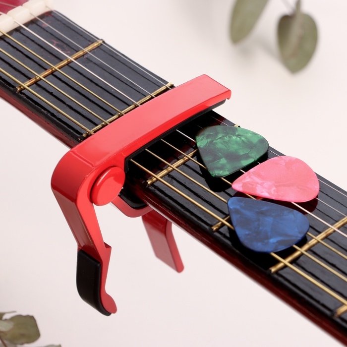 Каподастр Music Life красный + 3 медиатора в подарок Каподастр Music Life красный + 3 медиатора в подарок