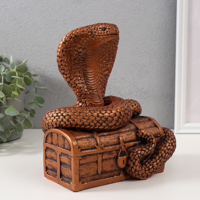 Фигурка Фигурка "КОБРА НА СУНДУКЕ 20 х17 х 12 см.