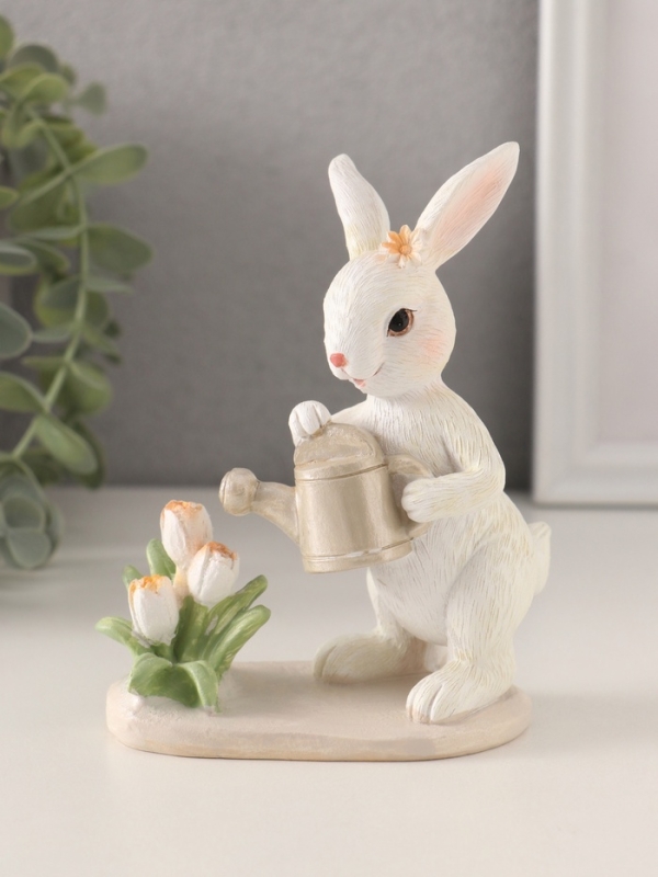 Сувенир полистоун  Сувенир полистоун "Зайка поливает тюльпаны из лейки" 10х5,5х12,5 см