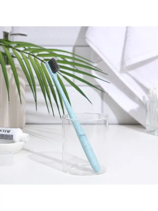 Зубная щетка мягкая, в тубе, бирюзовая