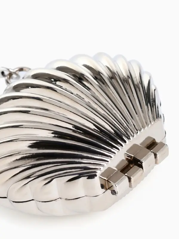 Сумка мини-клатч на магните, в форме ракушки, жёсткий корпус, на длинной цепочке, серебристая