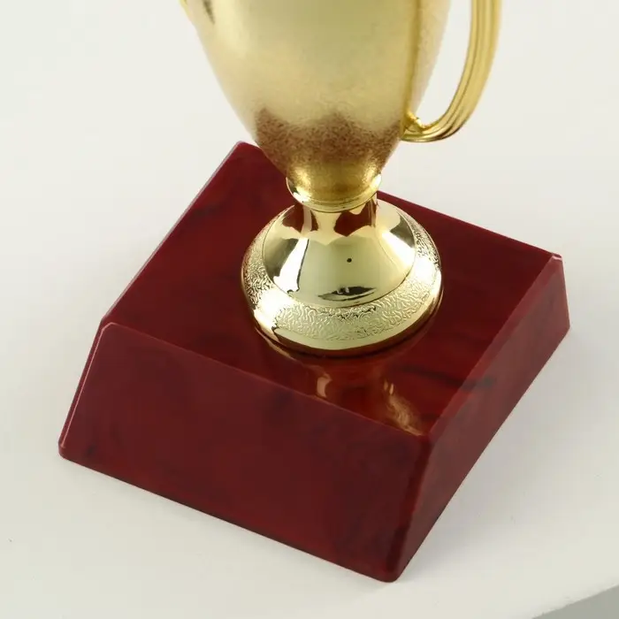 Кубок 056, наградная фигура, золото, подставка пластик, 12&times;6.3&times;6.3 см