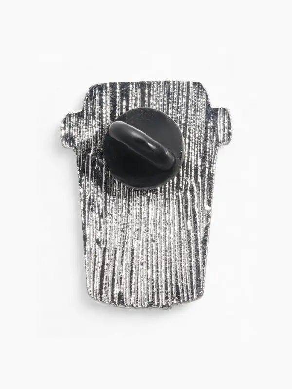 Значок &laquo;Мне нужен кофе&raquo;, бело-зелёный в серебре