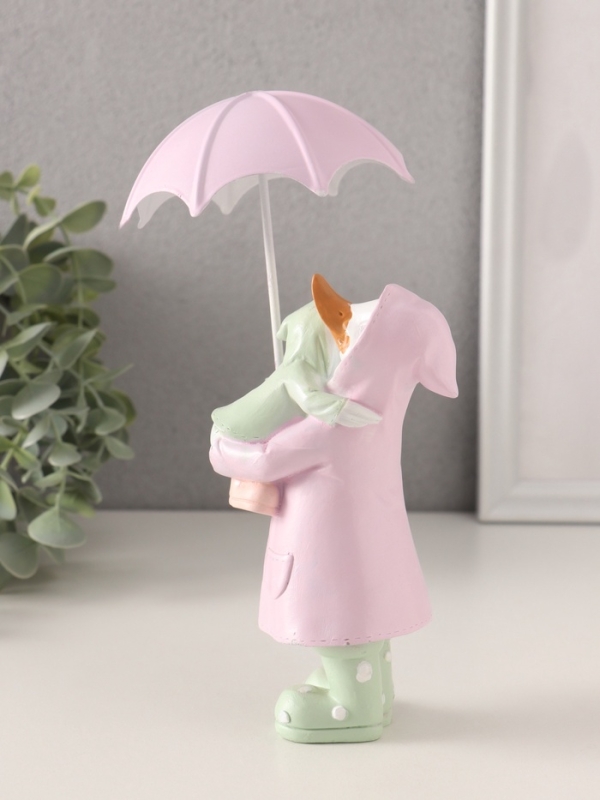 Сувенир полистоун Сувенир полистоун "Утка с утёнком в дождевиках под зонтом" сиренево-зелёный 8х6,5х14,5/19 см 10583