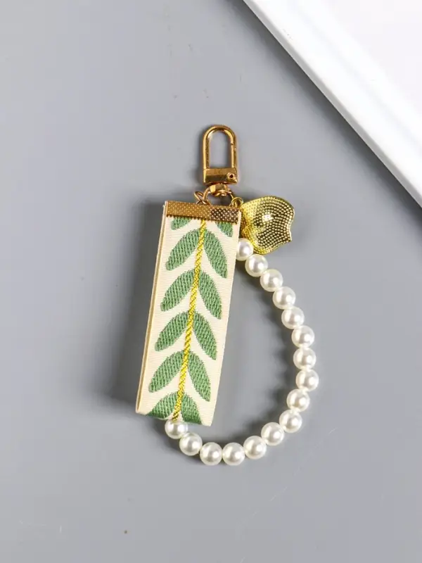 Брелок на карабине Брелок на карабине "Жемчужная нить, с ремешком и ракушкой" 12х9х1 см