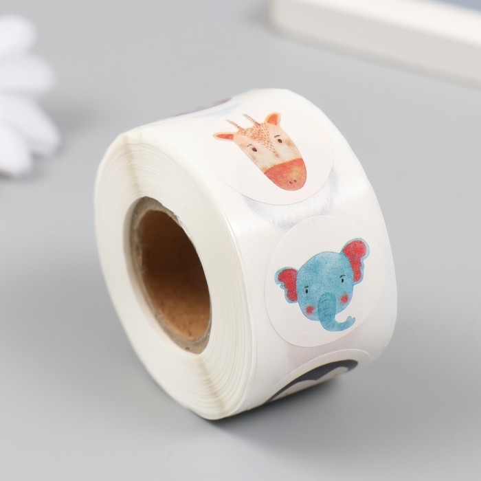 Наклейка бумага "Нарисованные звери" d=2,5 см 500 шт в рулоне 3х6,5х6,5 см