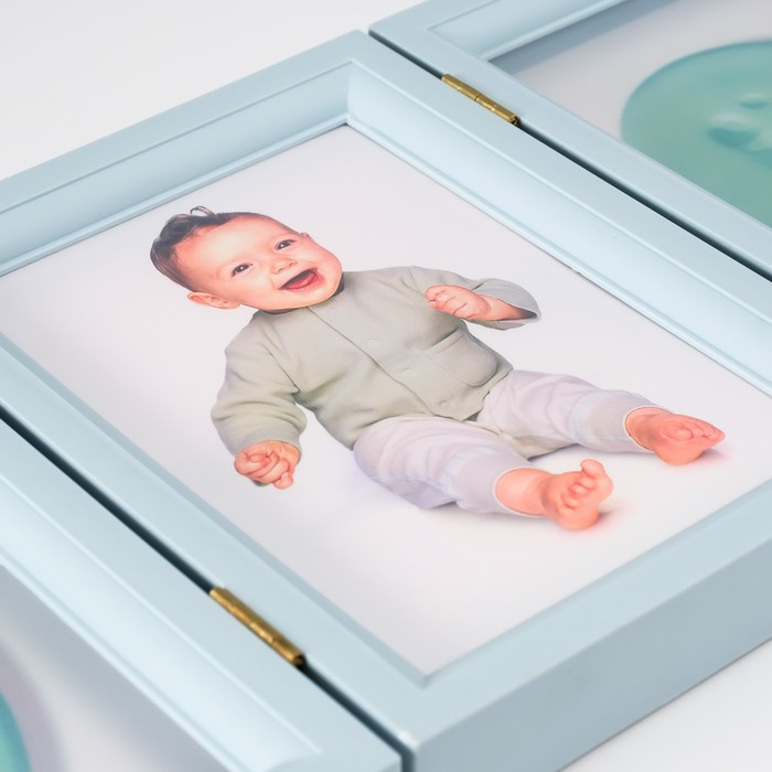 Фоторамка пластик 13х18 см с полим.глиной Фоторамка пластик 13х18 см с полим.глиной "Отпечаток ладошки и ножки" голубая 20,5х46,5 см