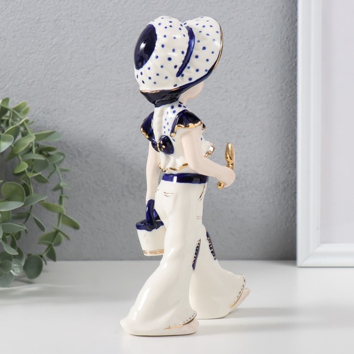 Сувенир керамика "Девочка с лейкой и лопаткой, в шляпке" кобальт 8х11х21 см