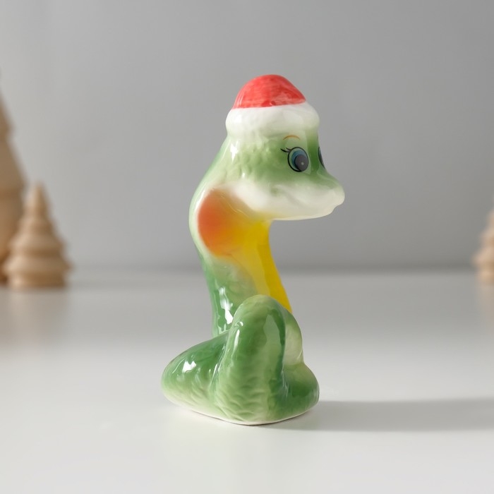 Сувенир керамика Сувенир керамика "Зелёная кобра в новогоднем колпаке" 4х6х8 см