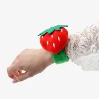 Игольница на браслете &laquo;Клубничка&raquo;, 23&times;7 см, зелёная, красная