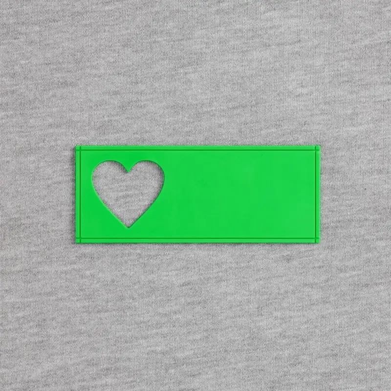 Лейбл из ПВХ с вырубкой «Сердце», зеленый неон