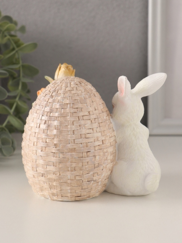 Сувенир полистоун  Сувенир полистоун "Кролик с цыплёнком в плетённом яйце с тюльпанами" 12х9х11 см