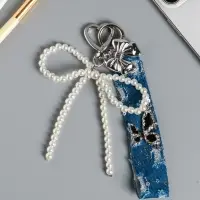 Брелок на карабине с джинс. ремешком "Жемчужный бант и бабочка" бусины d=0,5 см 15х10,5х1 см 10904 Брелок на карабине с джинс. ремешком "Жемчужный бант и бабочка" бусины d=0,5 см 15х10,5х1 см 10904