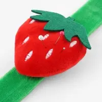 Игольница на браслете &laquo;Клубничка&raquo;, 23&times;7 см, зелёная, красная