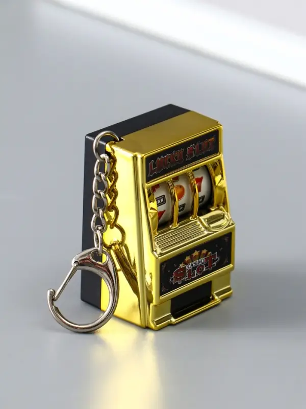 Брелок пластик "Игровой автомат - казино" золото 2,7х3,4х5 см