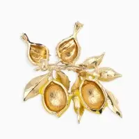 Брошь "Воробьи на ветке лимона", цветная в золоте