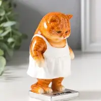 Сувенир полистоун лак "Кошка в белом сарафане стоит на весах" 7,5х7,2х12,5 см