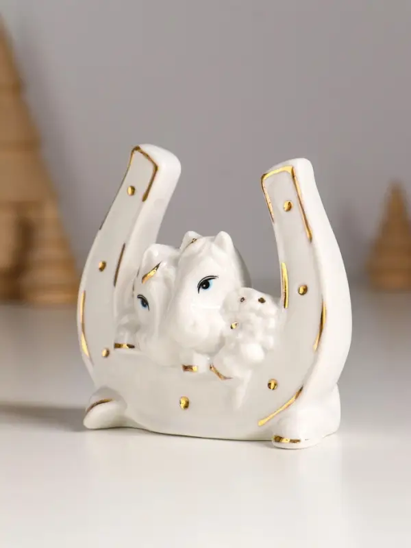 Сувенир керамика "Две лошадки с букетом в подкове" белый с золотом 8х4х7,5 см