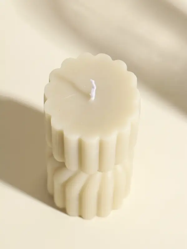 Свеча интерьерная "Афина" сливочная 6х6х14 см