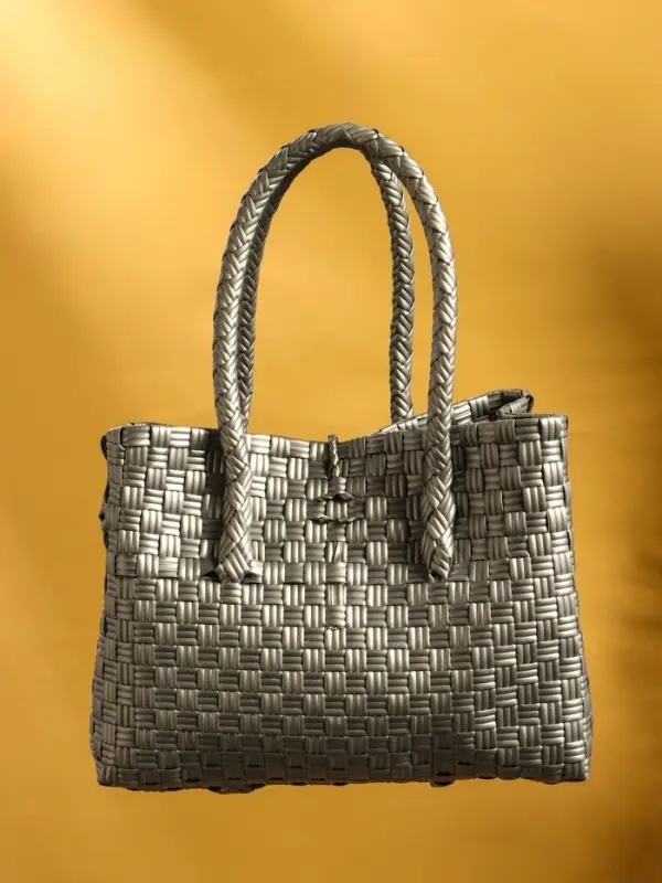 Сумка плетёная пластиковая 23х11х30 см, цв. серебристый Сумка плетёная пластиковая 23х11х30 см, цв. серебристый