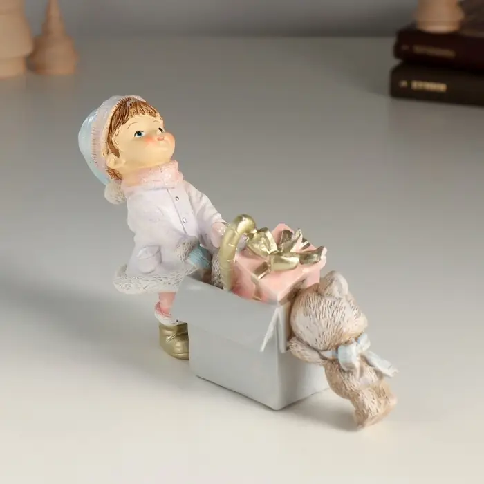 Фигурка полистоун &laquo;Малышка с коробкой новогодних игрушек&raquo;, 15.5&times;5&times;10 см