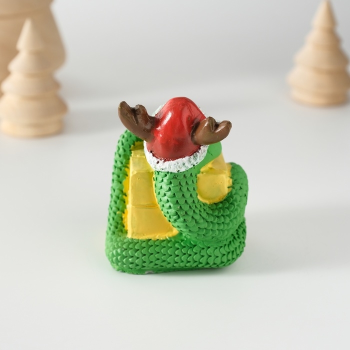 Сувенир полистоун Сувенир полистоун "Змей с подарком, в новогоднем колпаке с рожками" 5х5,8 см