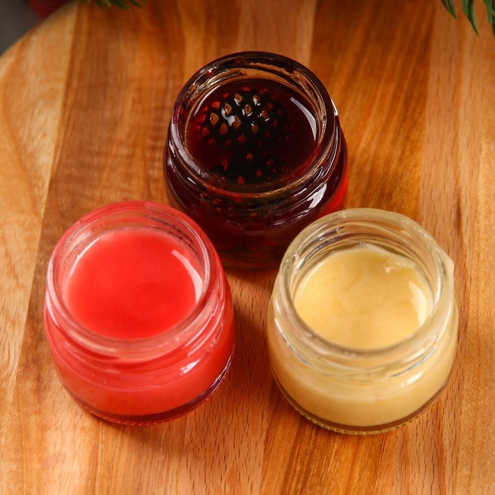 Набор «Счастливый новый год»: 2 крем-меда и варенье с шишками по 30 г. Набор «Счастливый новый год»: 2 крем-меда и варенье с шишками по 30 г.