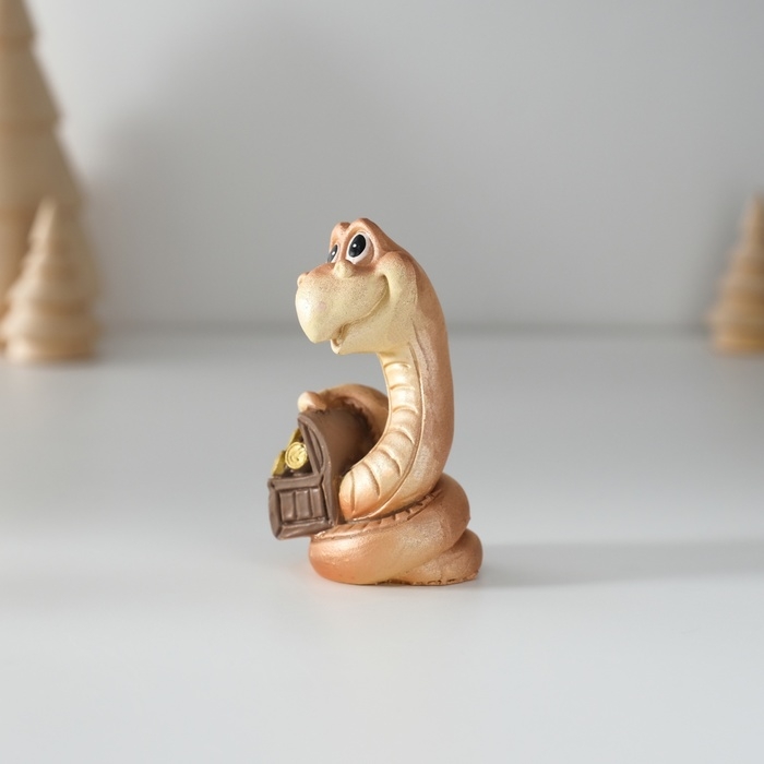 Сувенир полистоун Сувенир полистоун "Змейка с сундуком/мешком" МИКС 3,5х3,5х6,5 см