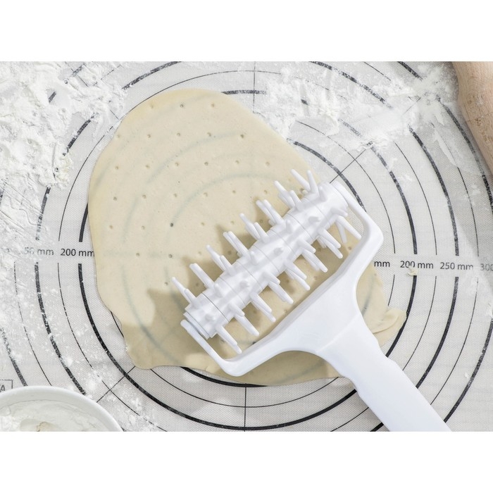 Валик для накатки теста Доляна «Дырки», 21×12,5×6,5 см, цвет белый Валик для накатки теста Доляна «Дырки», 21×12,5×6,5 см, цвет белый