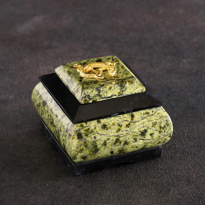 Шкатулка Шкатулка "Уральская царица", 8х8х6,5 см, натуральный камень, змеевик
