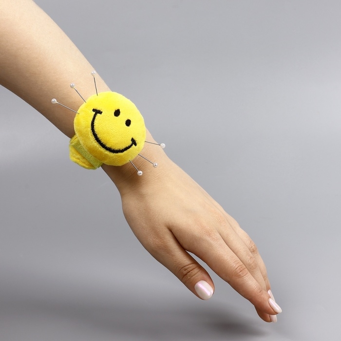 Игольница на браслете «Смайл», 23 × 6,5 см, цвет жёлтый Игольница на браслете «Смайл», 23 × 6,5 см, цвет жёлтый