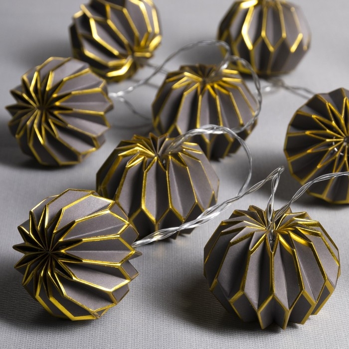 Гирлянда «Нить» 2 м с насадками «Серый фонарик», IP20, прозрачная нить, 10 LED, батарейки AAх2 (нет в комплекте), свечение тёплое белое Гирлянда «Нить» 2 м с насадками «Серый фонарик», IP20, прозрачная нить, 10 LED, батарейки AAх2 (нет в комплекте), свечение тёплое белое