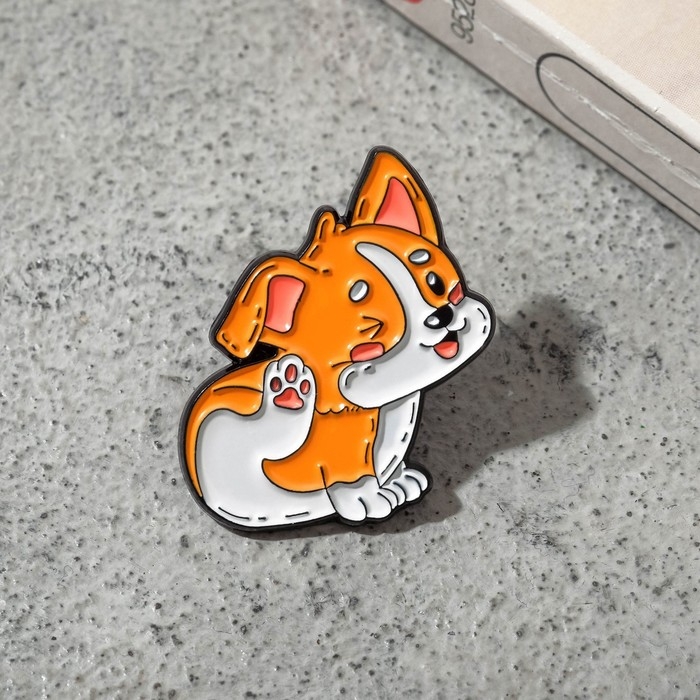 Значок «Щенок корги» игривый, цветной в чёрном металле Значок «Щенок корги» игривый, цветной в чёрном металле