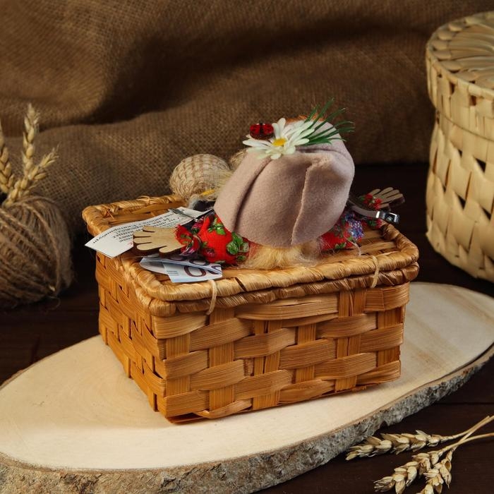 Оберег - шкатулка «Домовой», на сундучке, 10х15х14 см, микс Оберег - шкатулка «Домовой», на сундучке, 10х15х14 см, микс