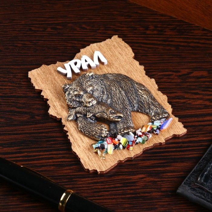 Магнит Магнит "Медведь с рыбой новый", дерево, гипс, 7х9 см