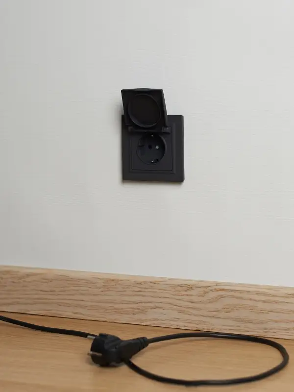 BRITE Розетка одинарная с заземлением с защитными шторками и крышкой 16А IP44 РСбш10-3-44-БрГ графит