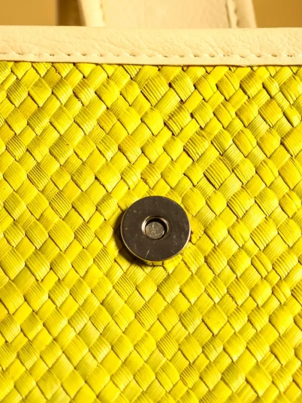 Сумка плетёная на застёжке из пандана 41х16х50 см, жёлто-белый