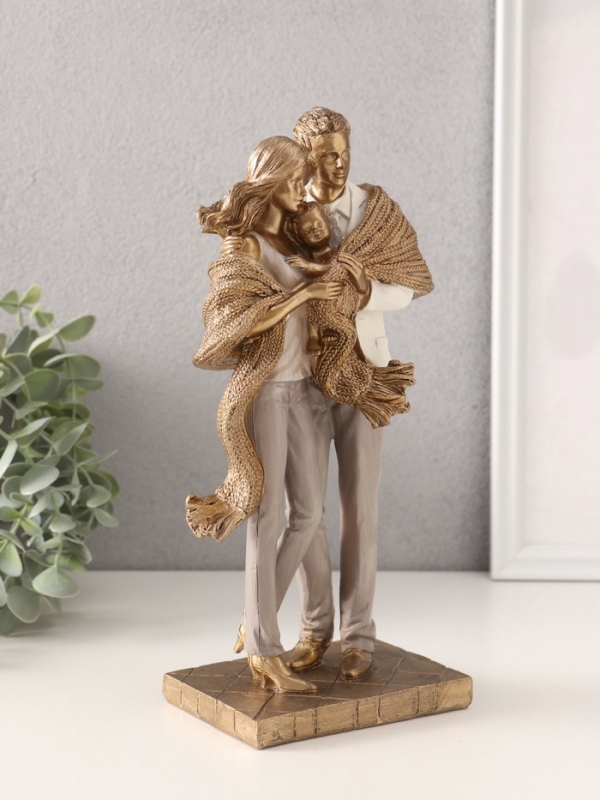 Сувенир полистоун  Сувенир полистоун "Родители с малышом, с большим шарфом" 12,5х8,5х26 см