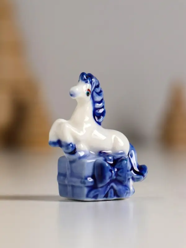 Сувенир керамика "Лошадка с подарком" бело-синий МИКС 4,1х2,6х4 см