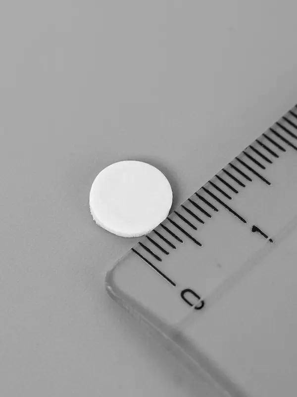 Клейкая лента двухсторонняя "Круглый белый" диаметр 0,8 см на листе 414 шт