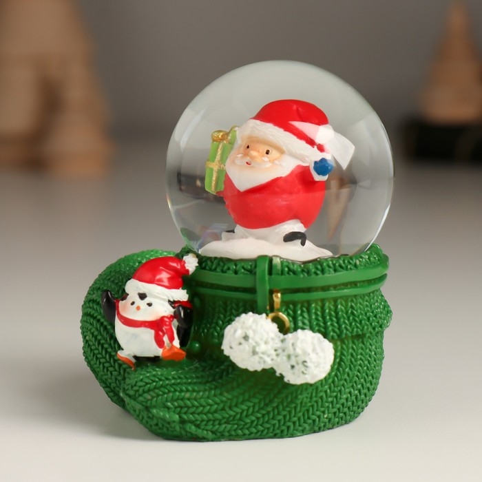 Сувенир полистоун водяной шар Сувенир полистоун водяной шар "Новогодний персонаж на варежке с пингвином" МИКС 5,5х6,2х7 см 10473