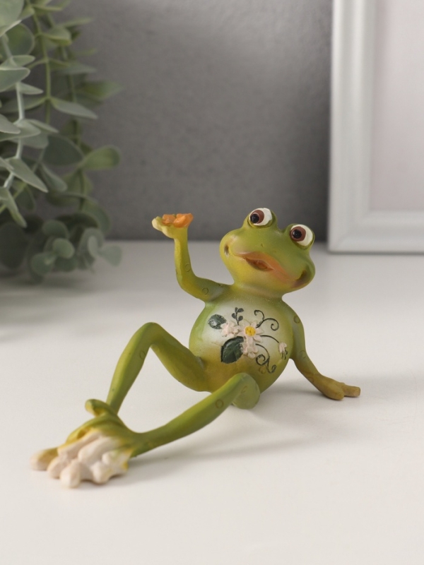 Сувенир полистоун Сувенир полистоун "Лягушонок - смотри, что у меня есть" 15,5х6х7 см