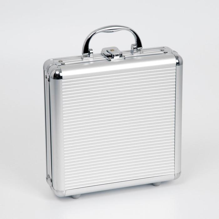 Покер в металлическом кейсе (2 колоды, фишки 100 шт с  номиналом, 5 кубиков), 20 х 20 см Покер в металлическом кейсе (2 колоды, фишки 100 шт с  номиналом, 5 кубиков), 20 х 20 см