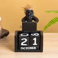 Вечный календарь &laquo;Абориген с компьютером&raquo;, 15&times;11&times;10 см, дерево