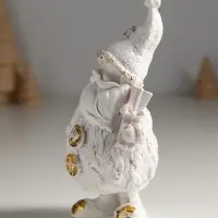 Фигура "Дед Мороз с подарком" 16х8,5х6,5 см, белый с позолотой