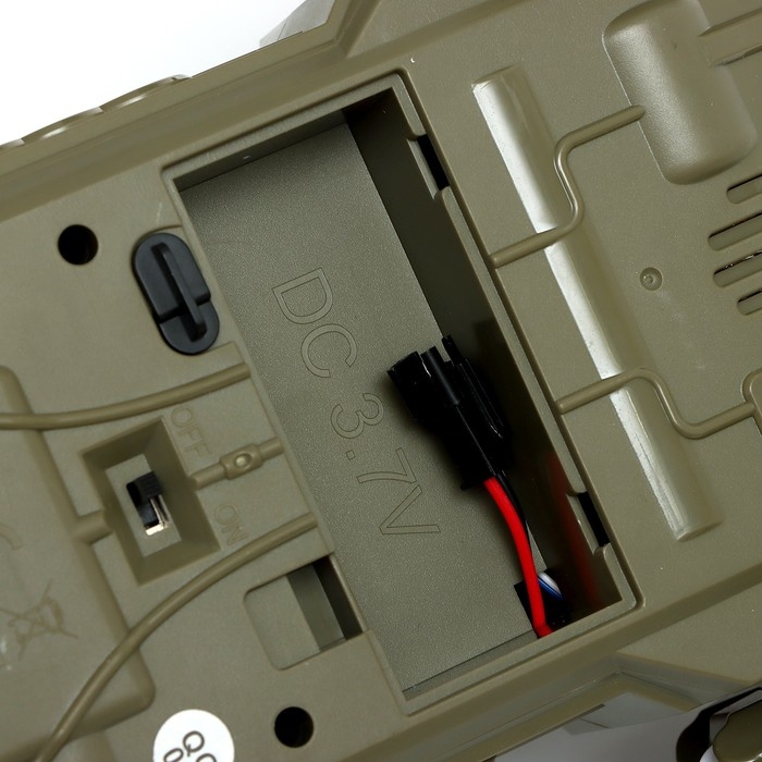 Танк радиоуправляемый «Боец», работает от аккумулятора, стреляет гидрогелевыми пулями, цвет зелёный Танк радиоуправляемый «Боец», работает от аккумулятора, стреляет гидрогелевыми пулями, цвет зелёный